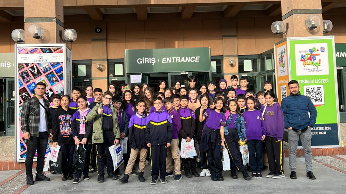 Okulumuz öğrencileri, Türkçe öğretmenlerimiz eşliğinde 39. Uluslararası İstanbul Kitap Fuarı'nı ziyaret etti.
