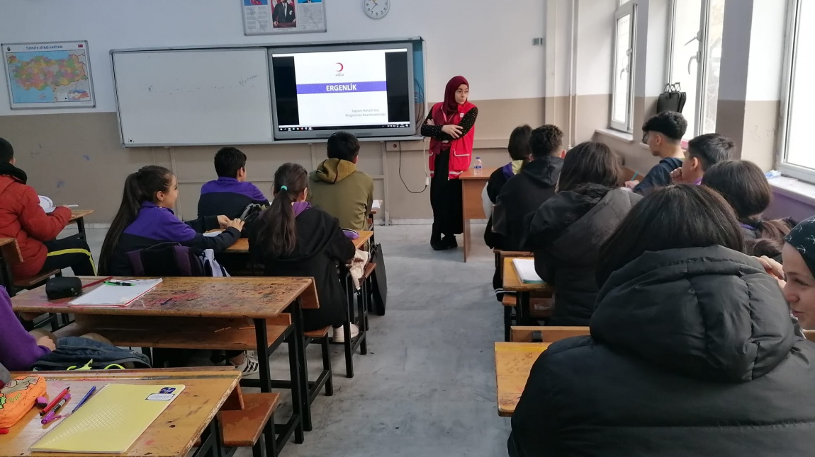 Türk Kızılay'ı işbirliği ile Uzman Klinik Psikolog Büşra SEZEN hanımefendi tarafından 8. Sınıf öğrencilerimize 