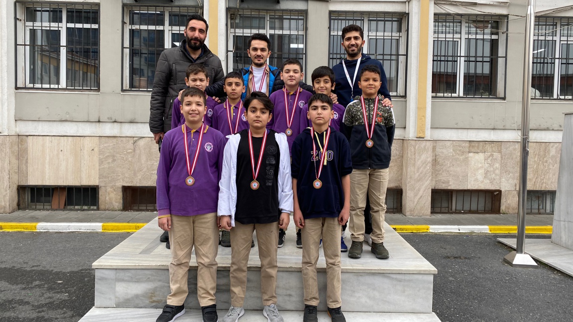 Sınıflar arası Futsal turnuvasında dereceye giren sınıfların madalyaları verildi.